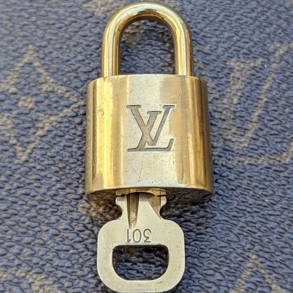 ⭐ #301 vintage Louis Vuitton padlock and ke - Picture 3 of 5